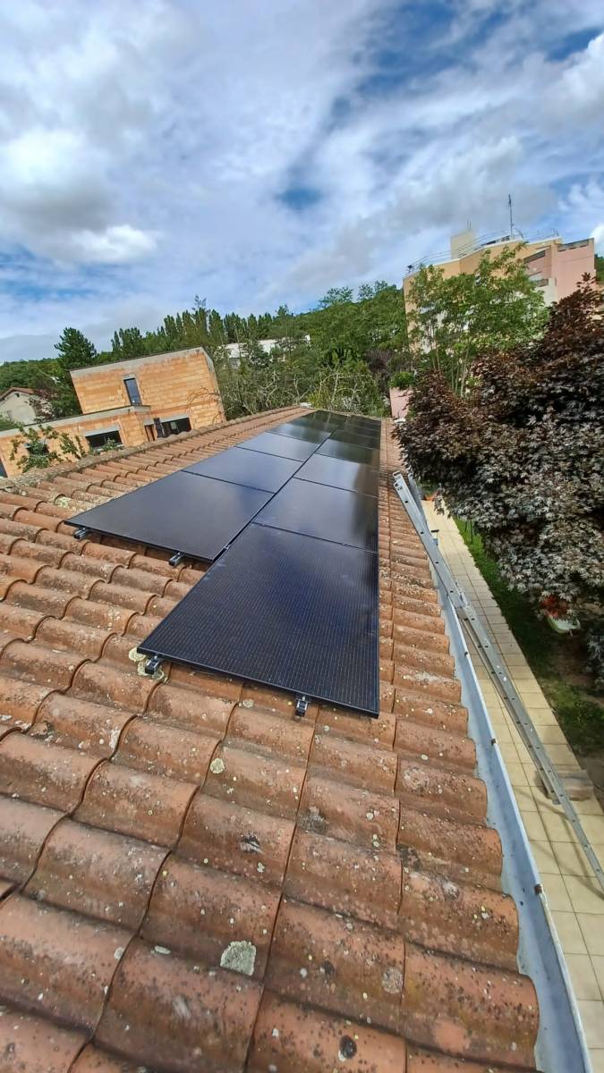 Installation de panneaux solaires sur un toit