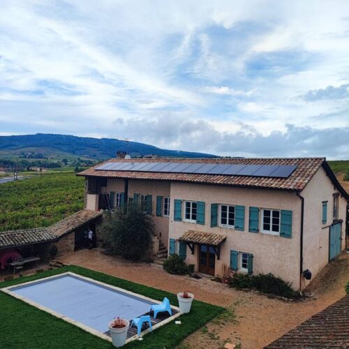 Installation de panneaux solaires sur un toit