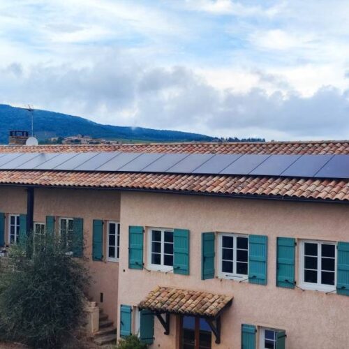 Installation de panneaux solaires sur un toit