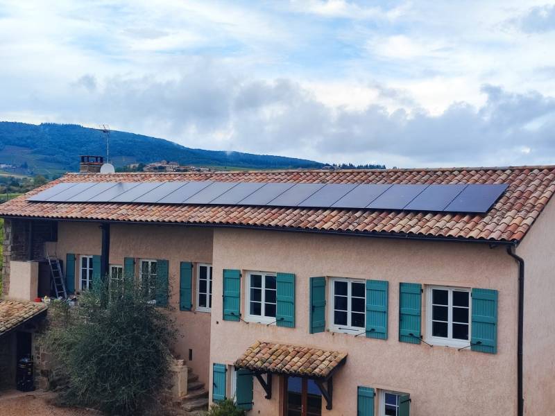 Installation de panneaux solaires sur un toit