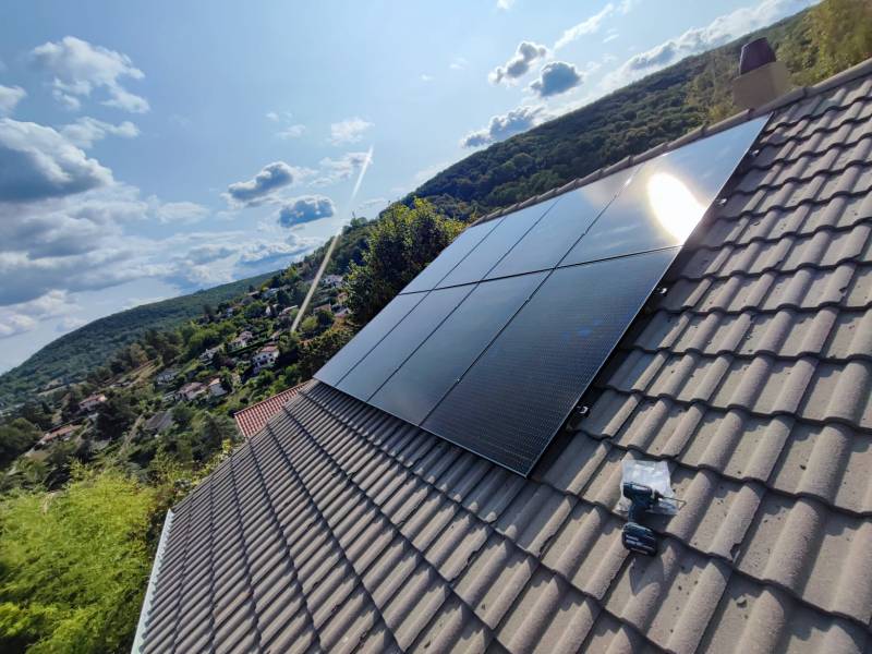 Installation de panneaux solaires sur un toit
