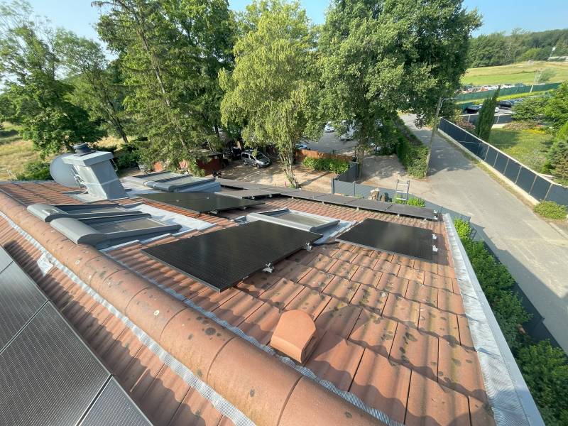 Installation de panneaux solaires sur un toit