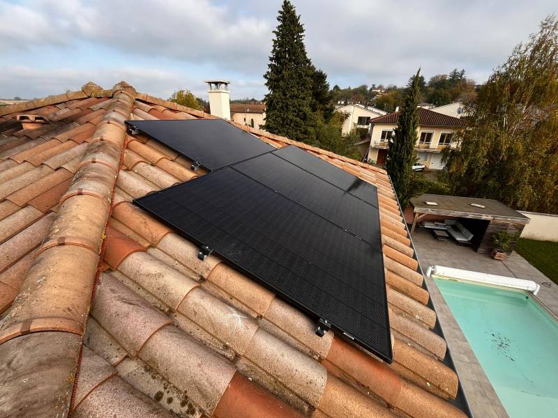 Installation de panneaux solaires sur un toit