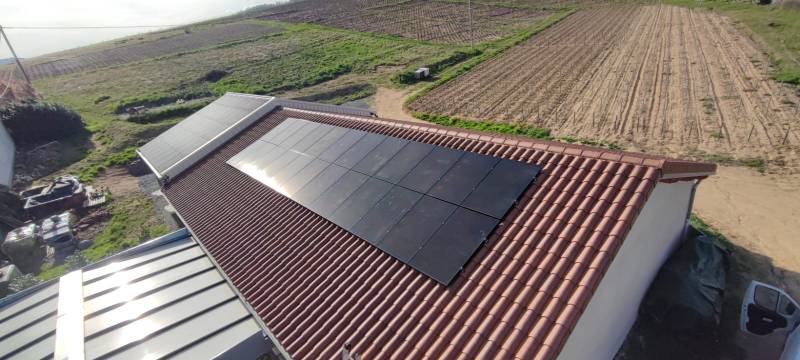 Installation de panneaux solaires sur un toit