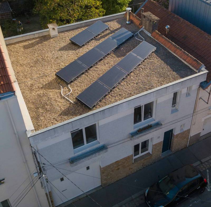 Installation de panneaux solaires sur un toit terrasse