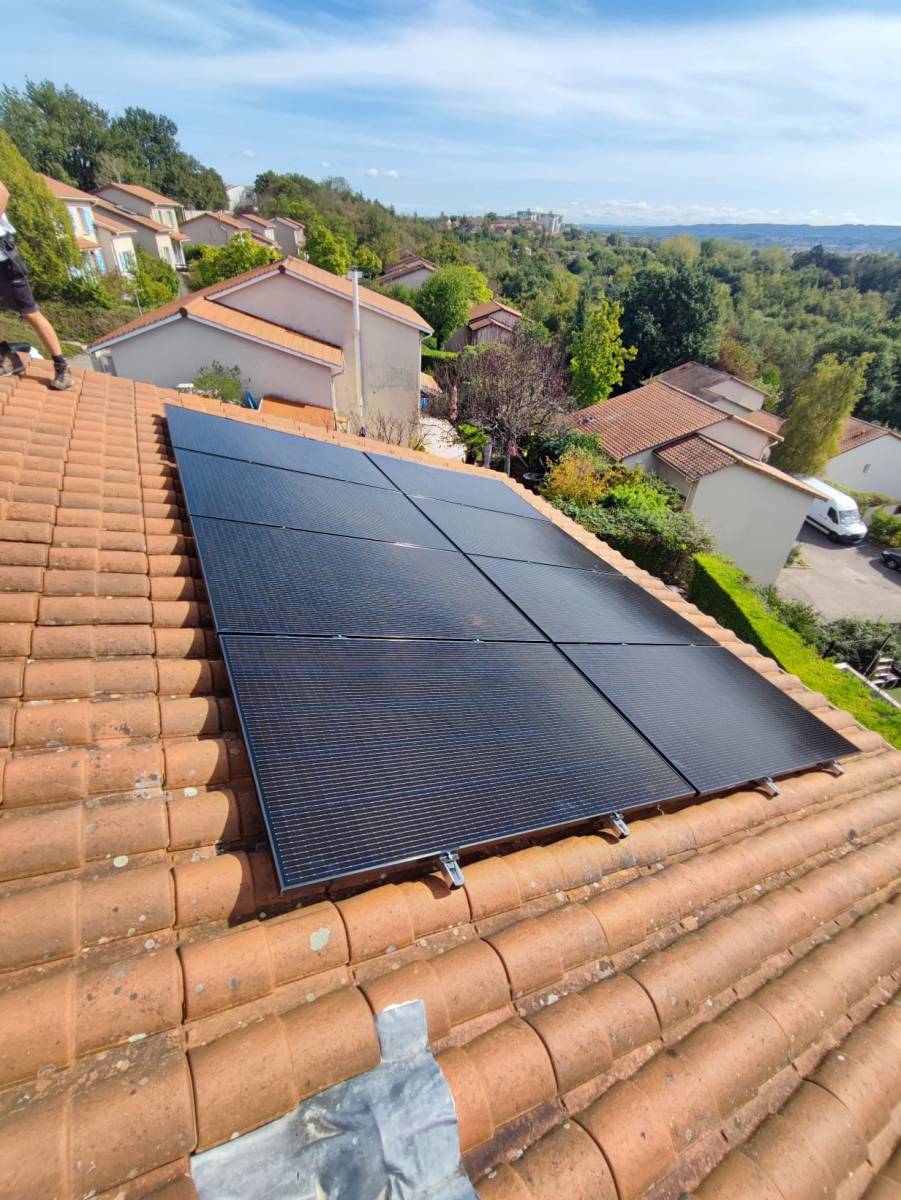 Installation de panneaux solaires sur un toit
