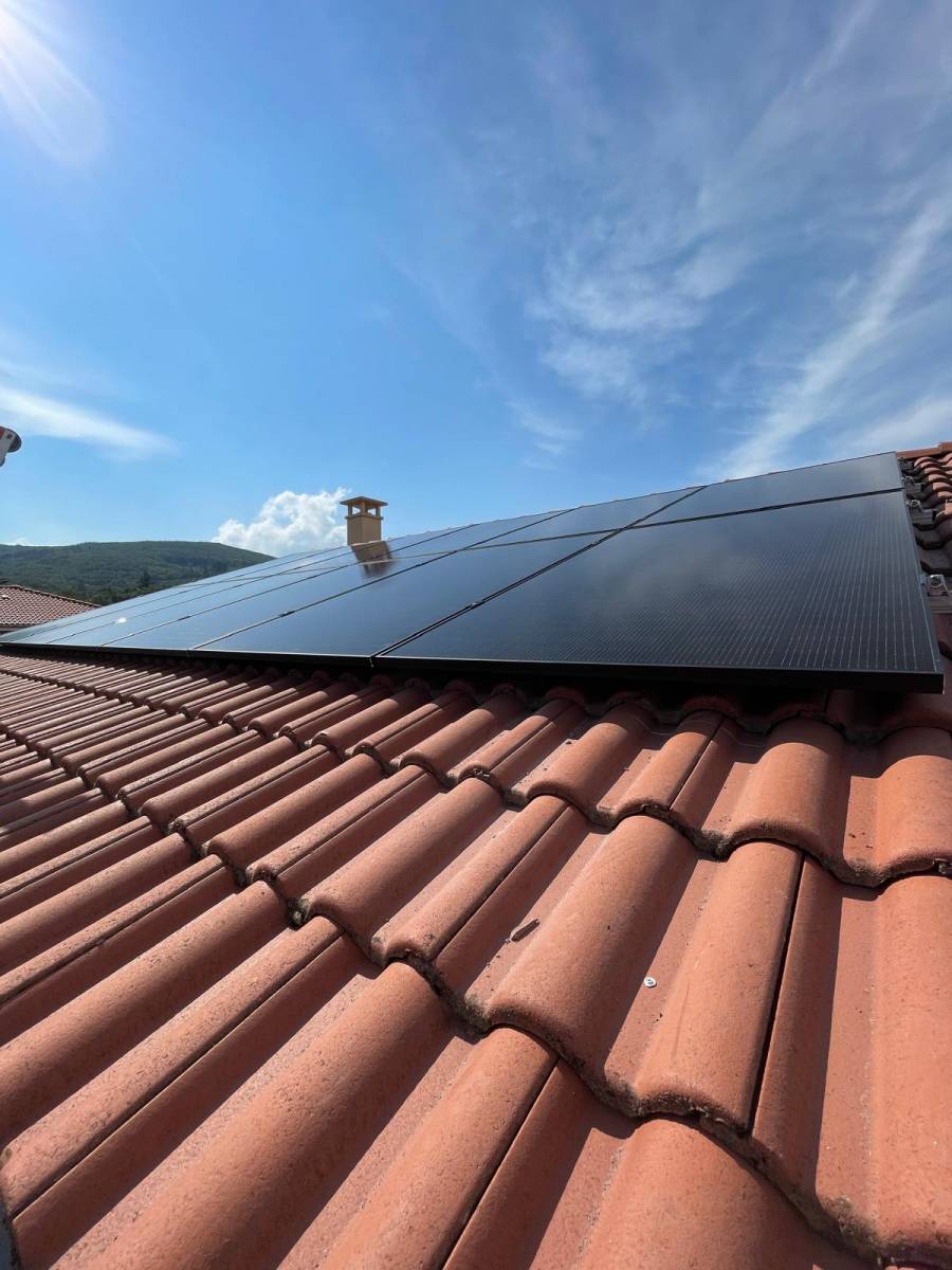 Installation de panneaux solaires sur un toit