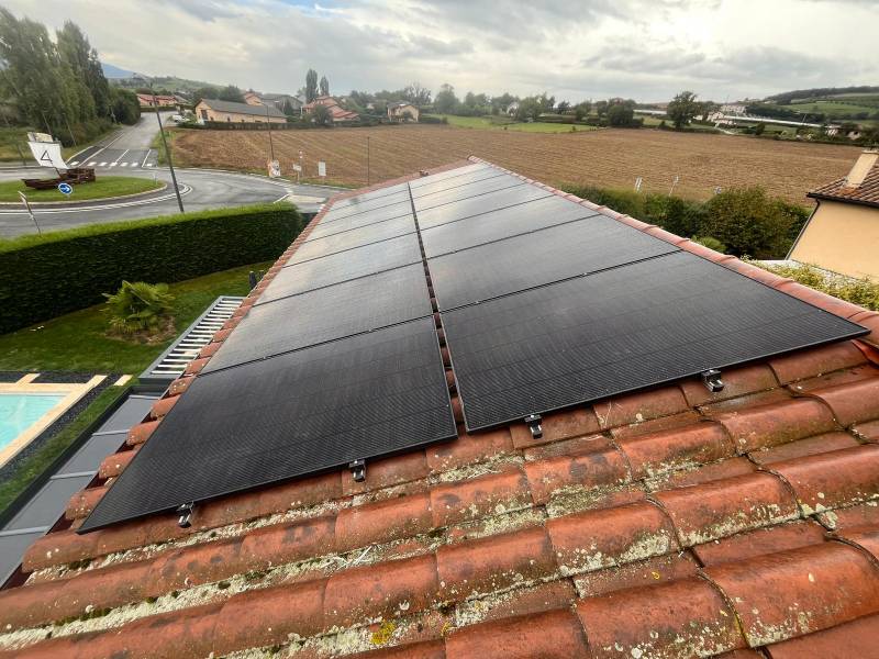 Installation de panneaux solaires sur un toit