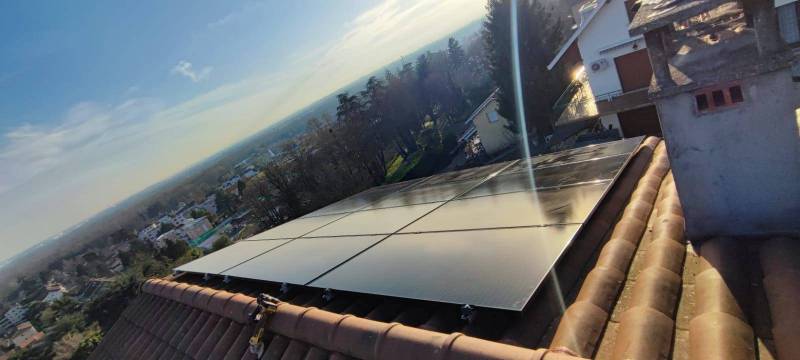 Installation de panneaux solaires sur un toit