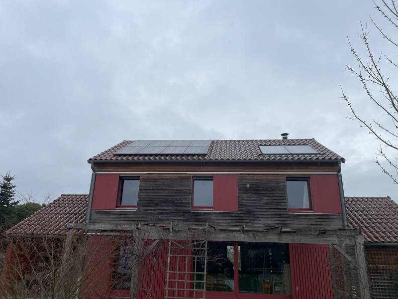 Installation de panneaux solaires sur un toit