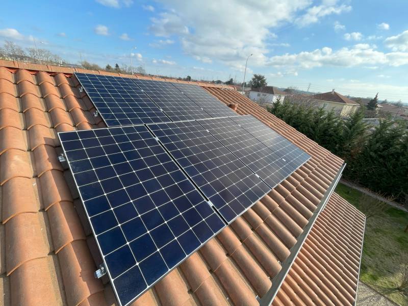 Installation de panneaux solaires sur un toit