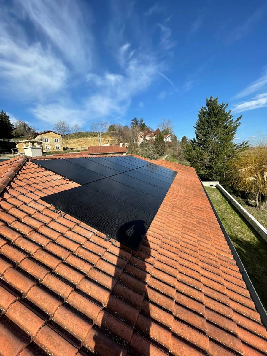 Installation de panneaux solaires sur un toit